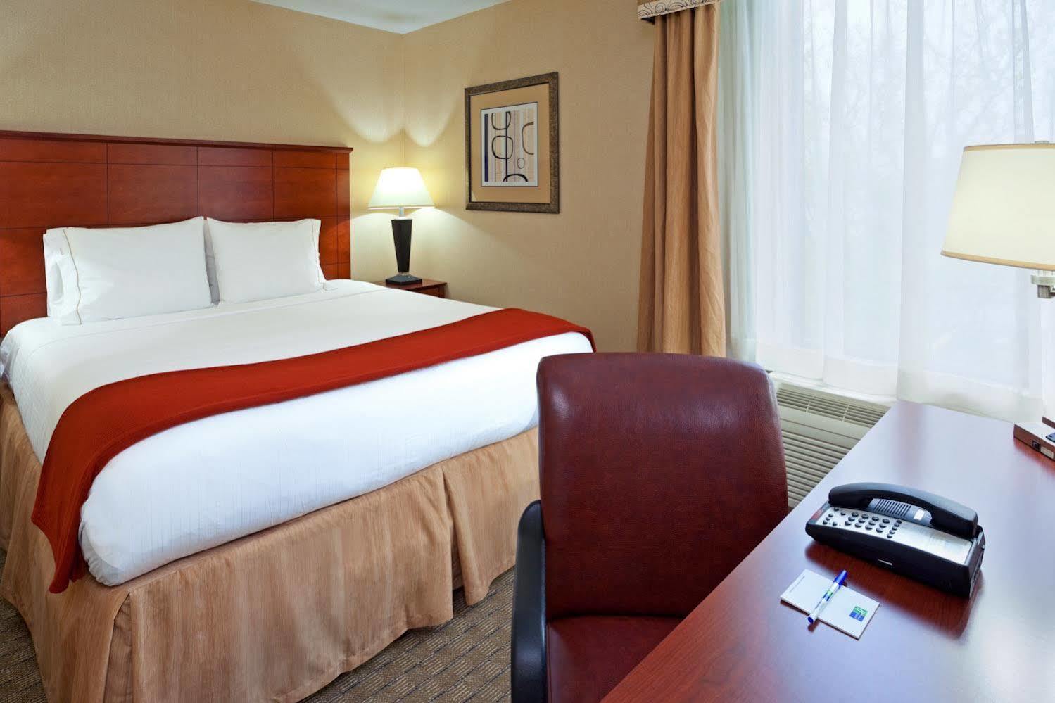 Holiday Inn Express Ramsey Mahwah By Ihg Exterior photo